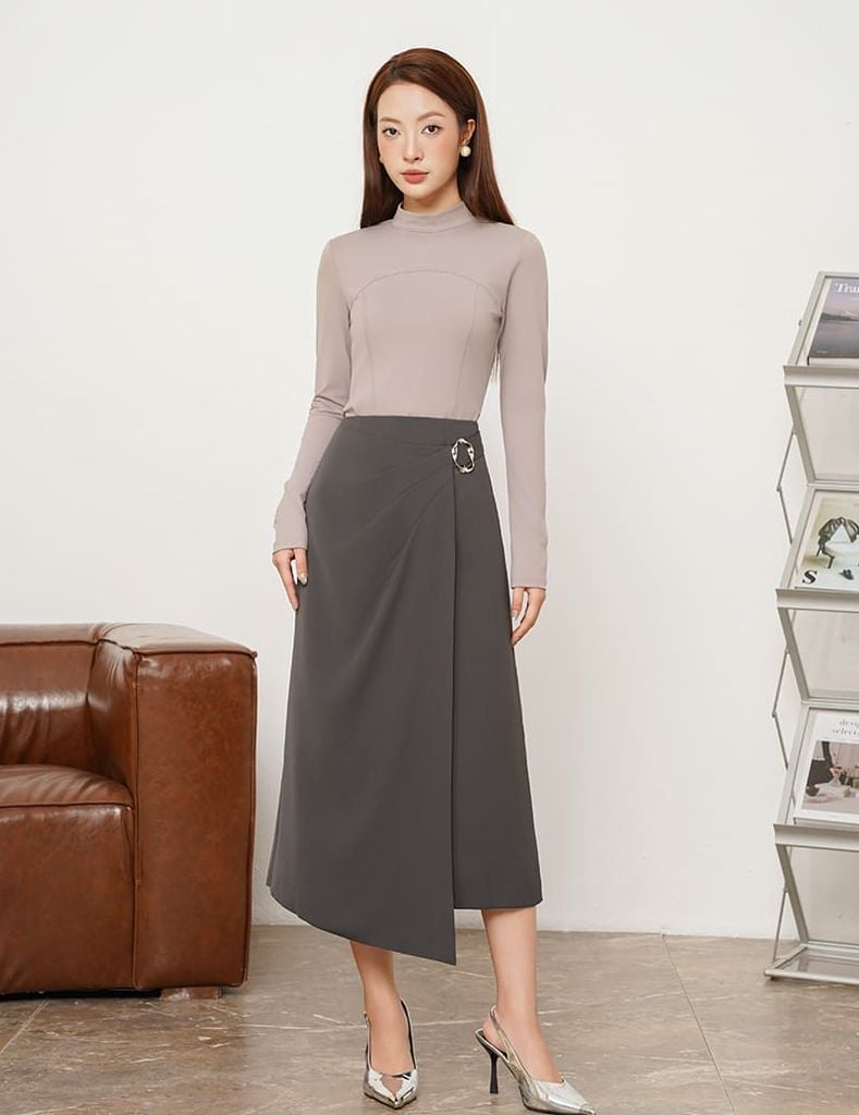 Áo thun dài tay nữ cổ cao in logo trước ngực