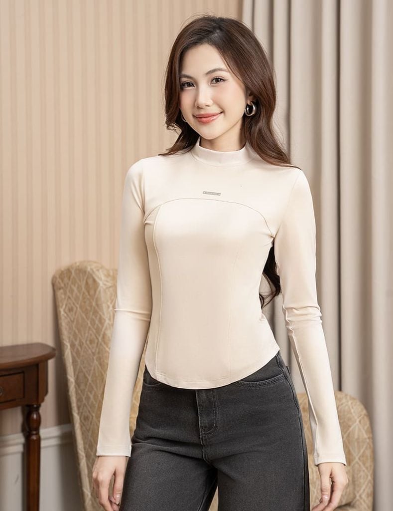 Áo thun dài tay nữ cổ cao in logo trước ngực