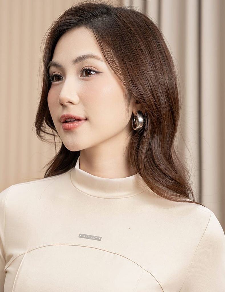 Áo thun dài tay nữ cổ cao in logo trước ngực