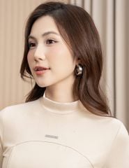 Áo thun dài tay nữ cổ cao in logo trước ngực