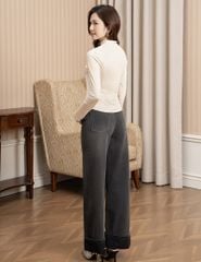 Áo thun dài tay nữ cổ cao in logo trước ngực