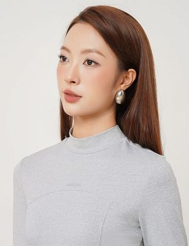 Áo thun dài tay nữ cổ cao in logo trước ngực