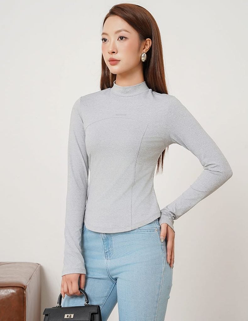 Áo thun dài tay nữ cổ cao in logo trước ngực