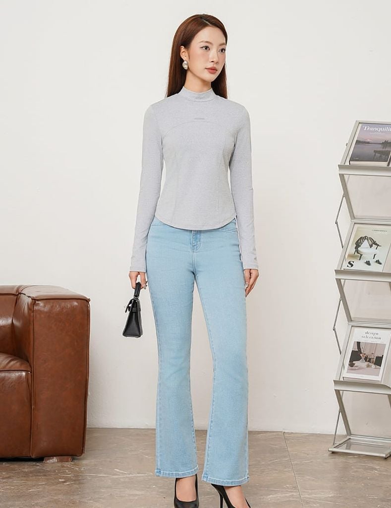 Áo thun dài tay nữ cổ cao in logo trước ngực