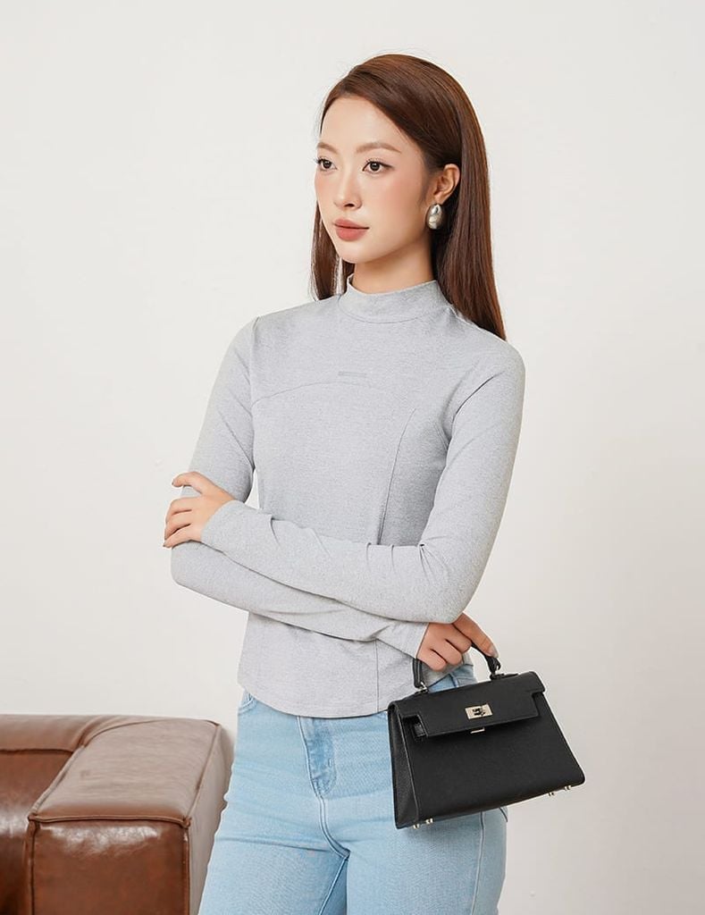 Áo thun dài tay nữ cổ cao in logo trước ngực