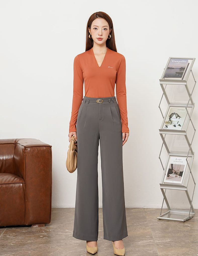 Áo thun dài tay nữ cổ V thêu logo trước ngực