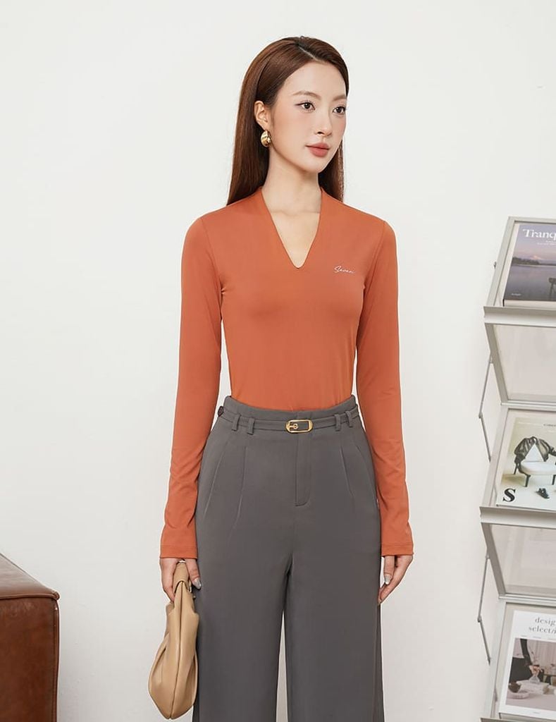 Áo thun dài tay nữ cổ V thêu logo trước ngực