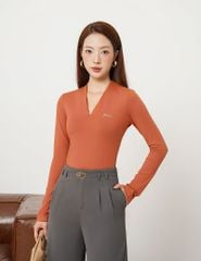 Áo thun dài tay nữ cổ V thêu logo trước ngực