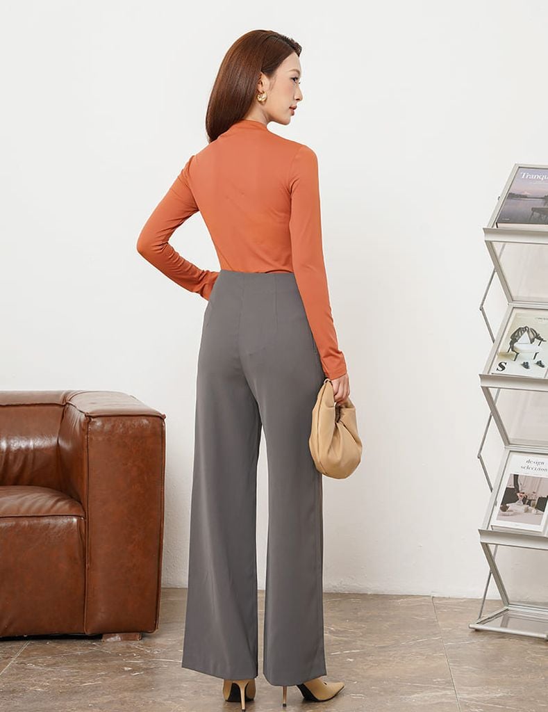 Áo thun dài tay nữ cổ V thêu logo trước ngực