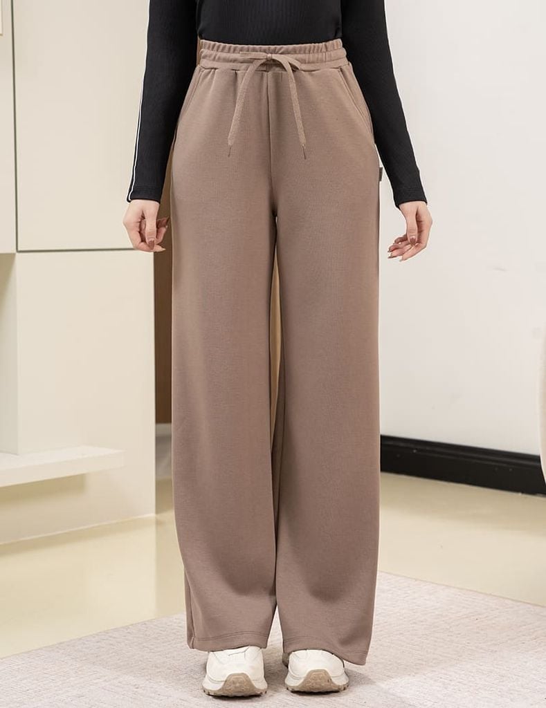 Quần nỉ nữ ống suông sườn gắn mác dệt