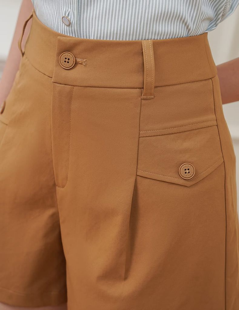 Quần short khaki nữ nắp túi đính khuy trang trí