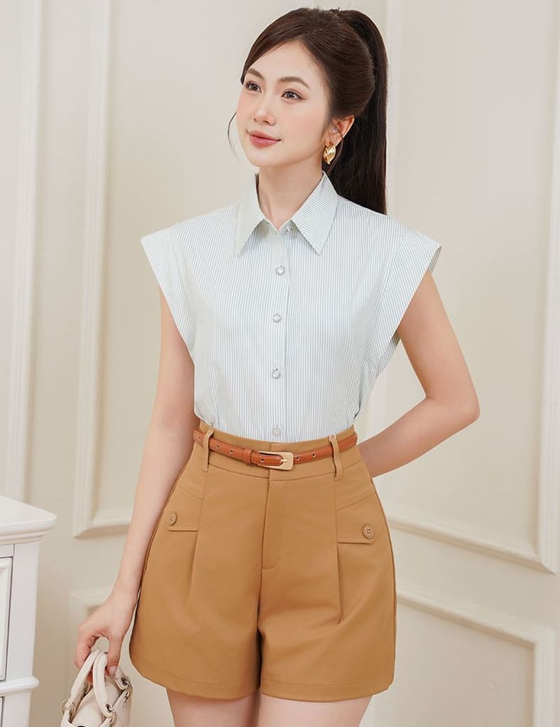 Quần short khaki nữ nắp túi đính khuy trang trí