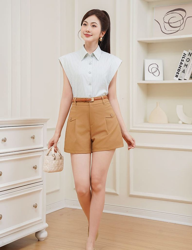 Quần short khaki nữ nắp túi đính khuy trang trí