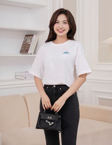 Áo T-shirt ngắn tay nữ cổ tròn in cao su trước ngực dáng suông rộng