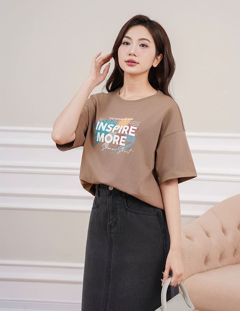 Áo thun ngắn tay nữ casual bo rib hình in cao su nổi bật