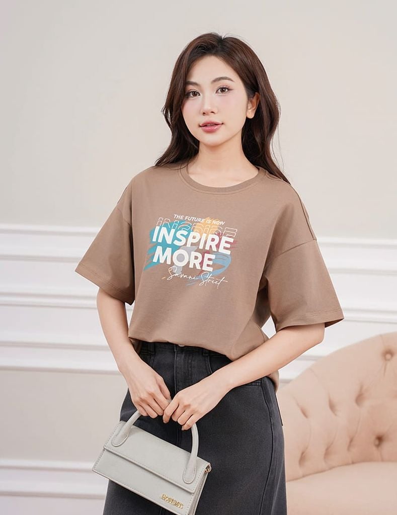 Áo thun ngắn tay nữ casual bo rib hình in cao su nổi bật