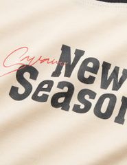 Áo thun ngắn tay cổ tròn nữ hình in trước ngực