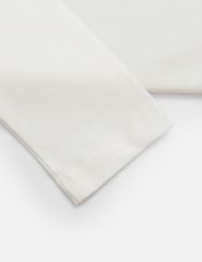 Áo thun dài tay cổ tròn nữ hình in trước ngực