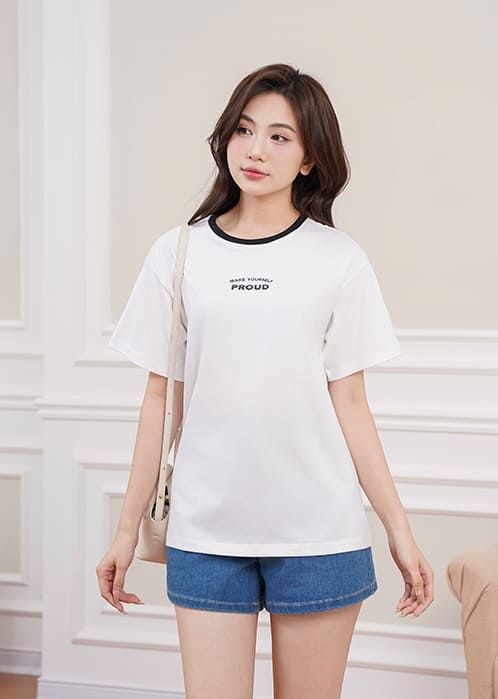 Áo thun ngắn tay cổ tròn nữ hình in trước ngực