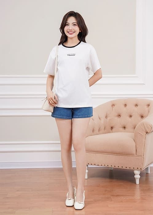Áo thun ngắn tay cổ tròn nữ hình in trước ngực