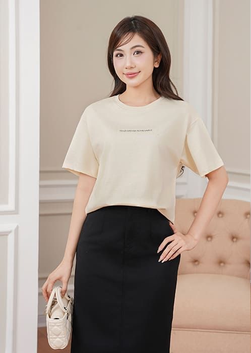 Áo t-shirt ngắn tay nữ cổ tròn in trước ngực