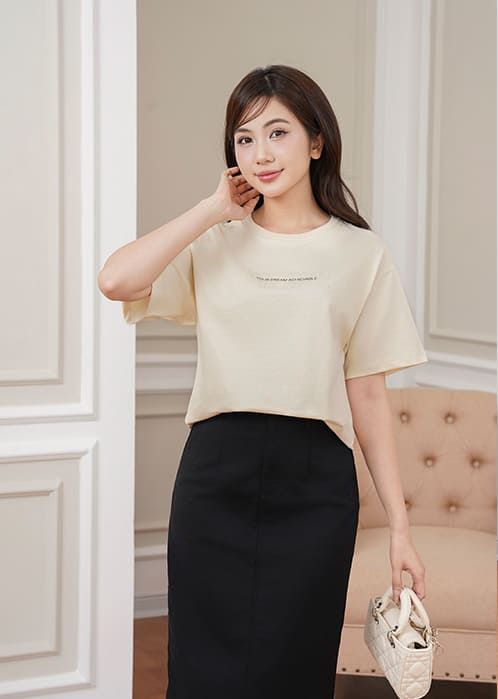 Áo t-shirt ngắn tay nữ cổ tròn in trước ngực