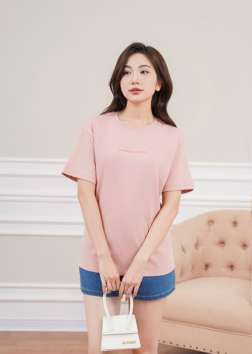 Áo t-shirt ngắn tay nữ cổ tròn in trước ngực