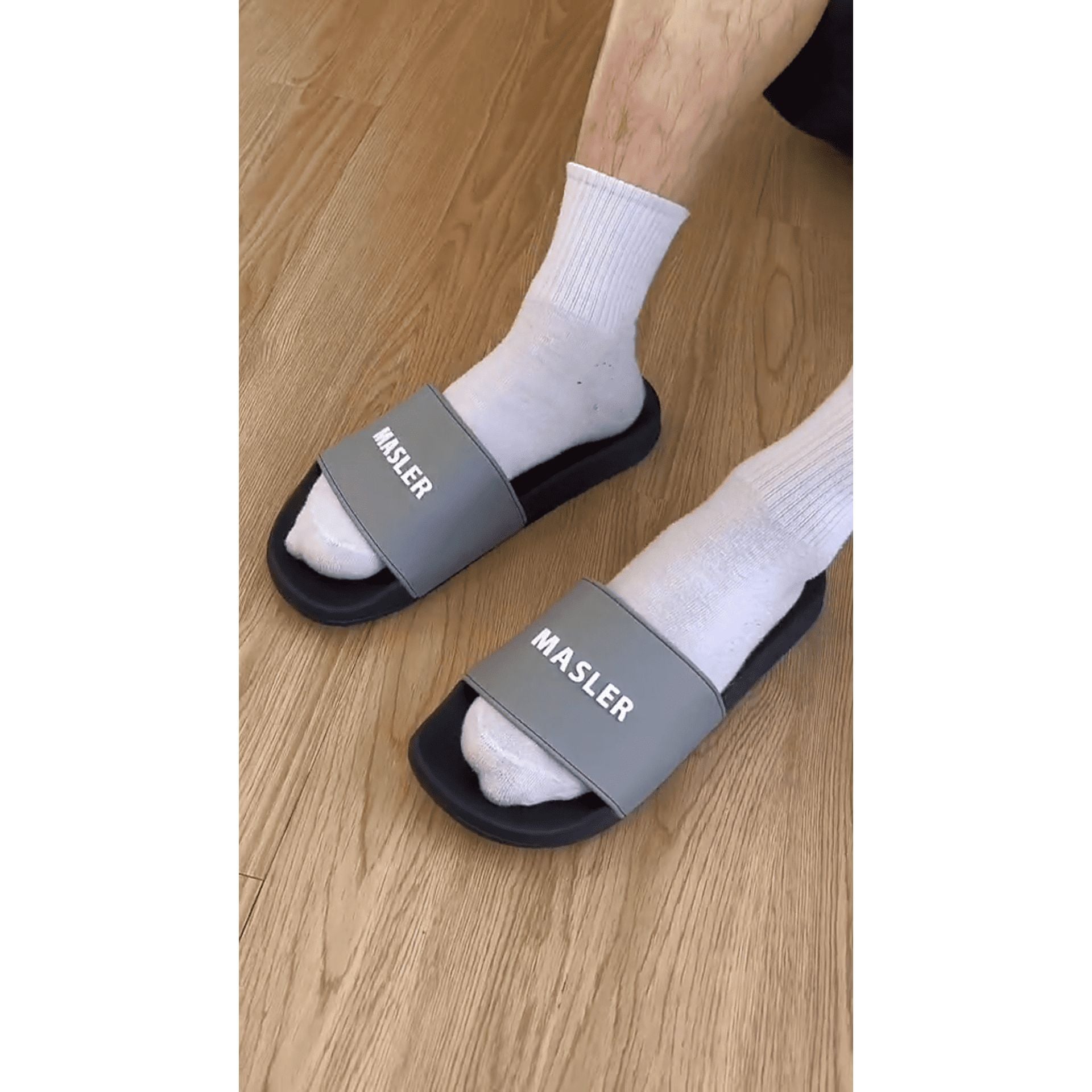 Dép quai ngang nam nữ Unisex Slipper M Masler-MT màu xám với đế thiết kế chống trơn trượt và lớp quai êm chân MT8 