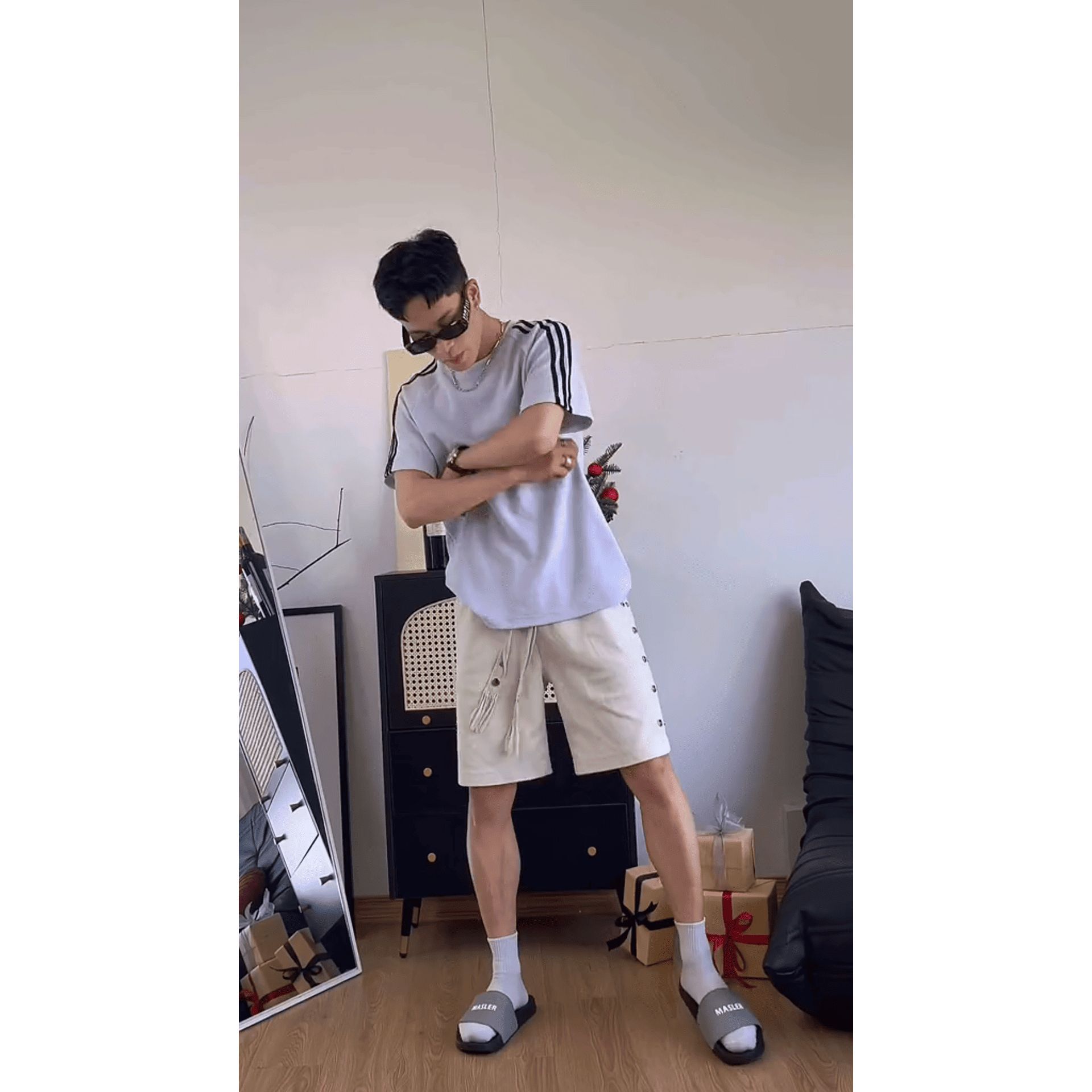  Dép quai ngang nam nữ Unisex Slipper M Masler-MT màu xám với đế thiết kế chống trơn trượt và lớp quai êm chân MT8 