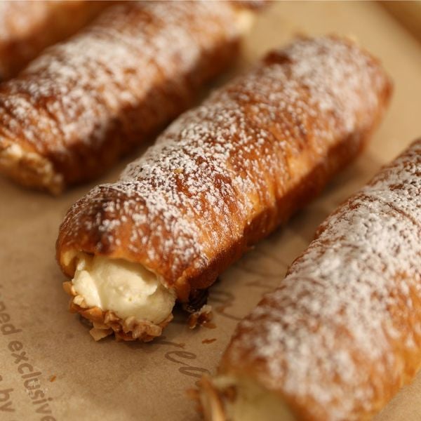 Danish Corone - Bánh Cuộn Nhân Kem Hạt Điều