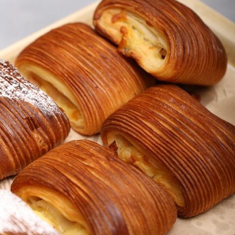  Pain Suisse (Shinshu Bacon & Morinaga Cheese) - Bánh Ngàn Lớp Nhân Bacon & Cheese 