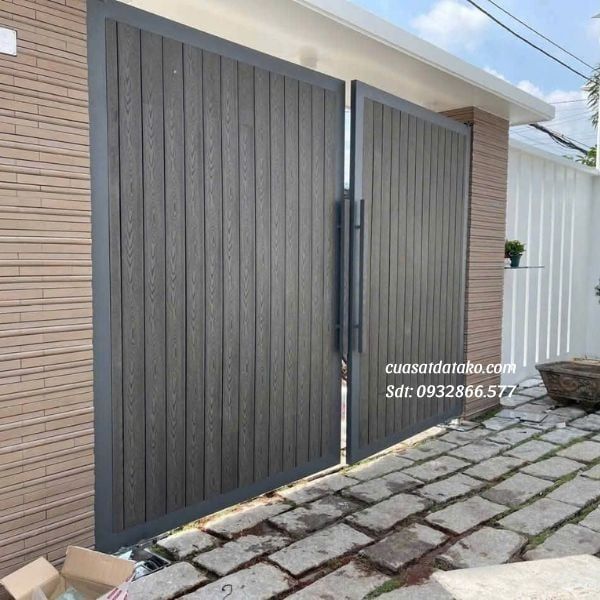 cửa cổng nhựa giả gỗ 2 cánh đẹp