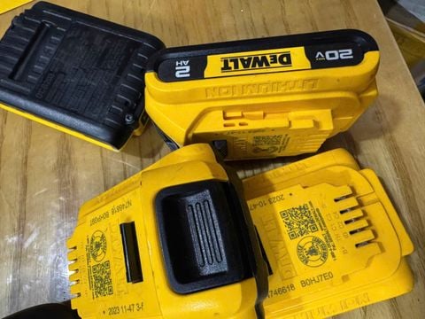 pin dewalt DCB203 2AH 20V