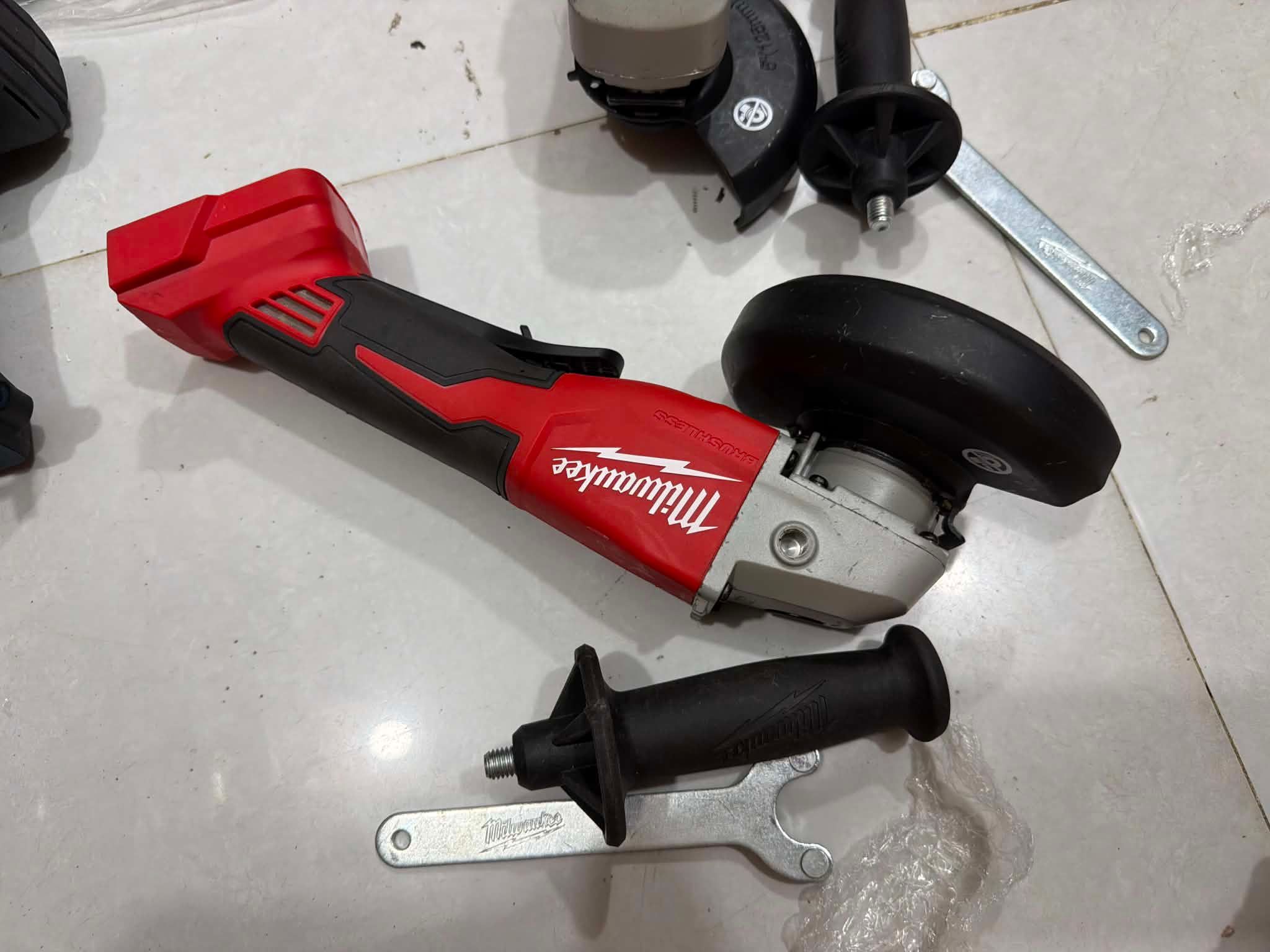 Mài milwaukee 2686 luot 18v