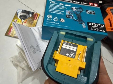 Máy vặn vít dùng pin Makita DTD171 new