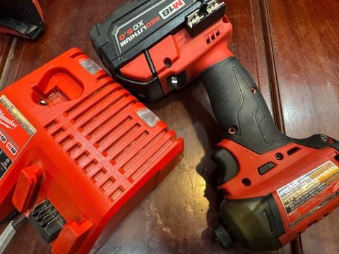 Vít Milwaukee 2760 búa dầu lướt m18