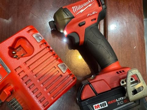 Vít Milwaukee 2760 búa dầu lướt m18