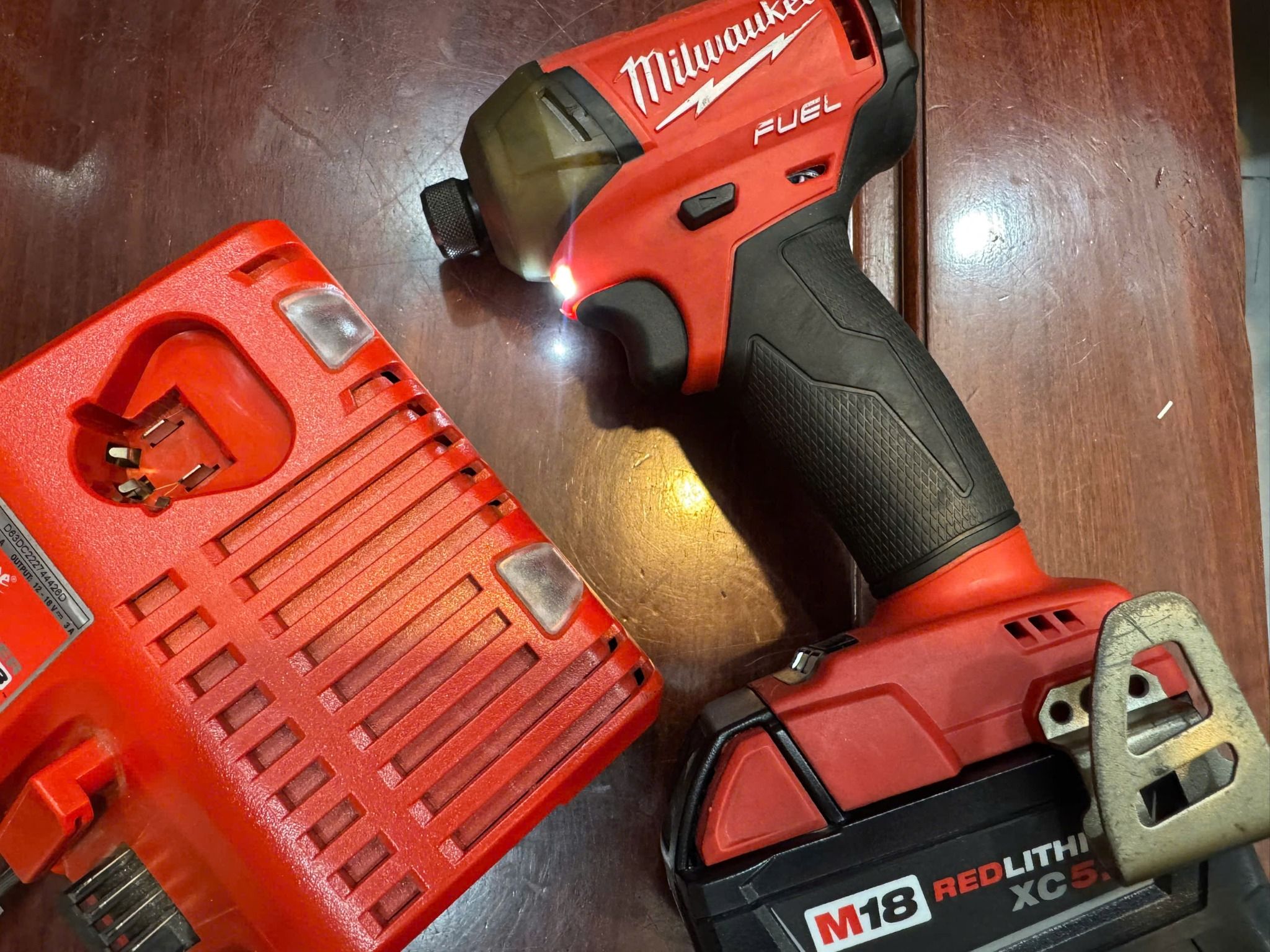 Vít Milwaukee 2760 búa dầu lướt m18