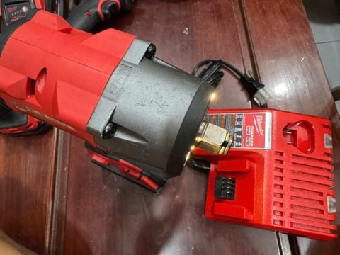 Milwaukee 2962 khẩu 1/2 lực 881Nm , pin 5ah sạc  lướt