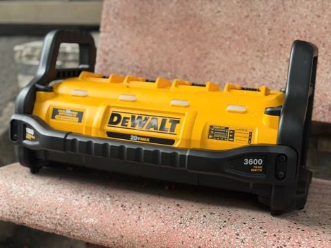 Trạm phát điện DEWALT DCB1800B