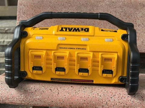 Trạm phát điện DEWALT DCB1800B