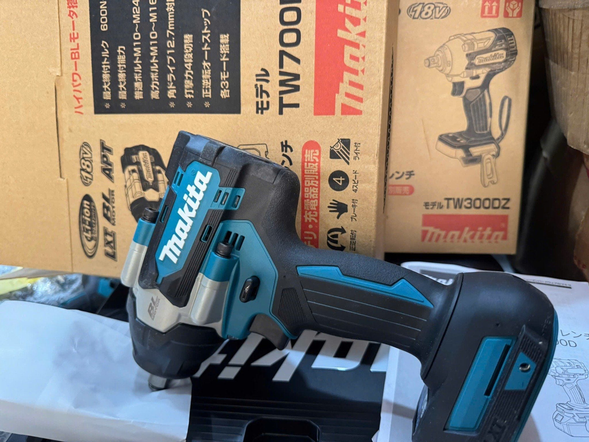 Máy siết bu lông  Makita TW700DZ JAPAN