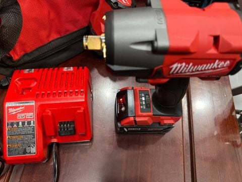 Máy siết bu lông Milwaukee 2962 pin 5Ah Sạc new