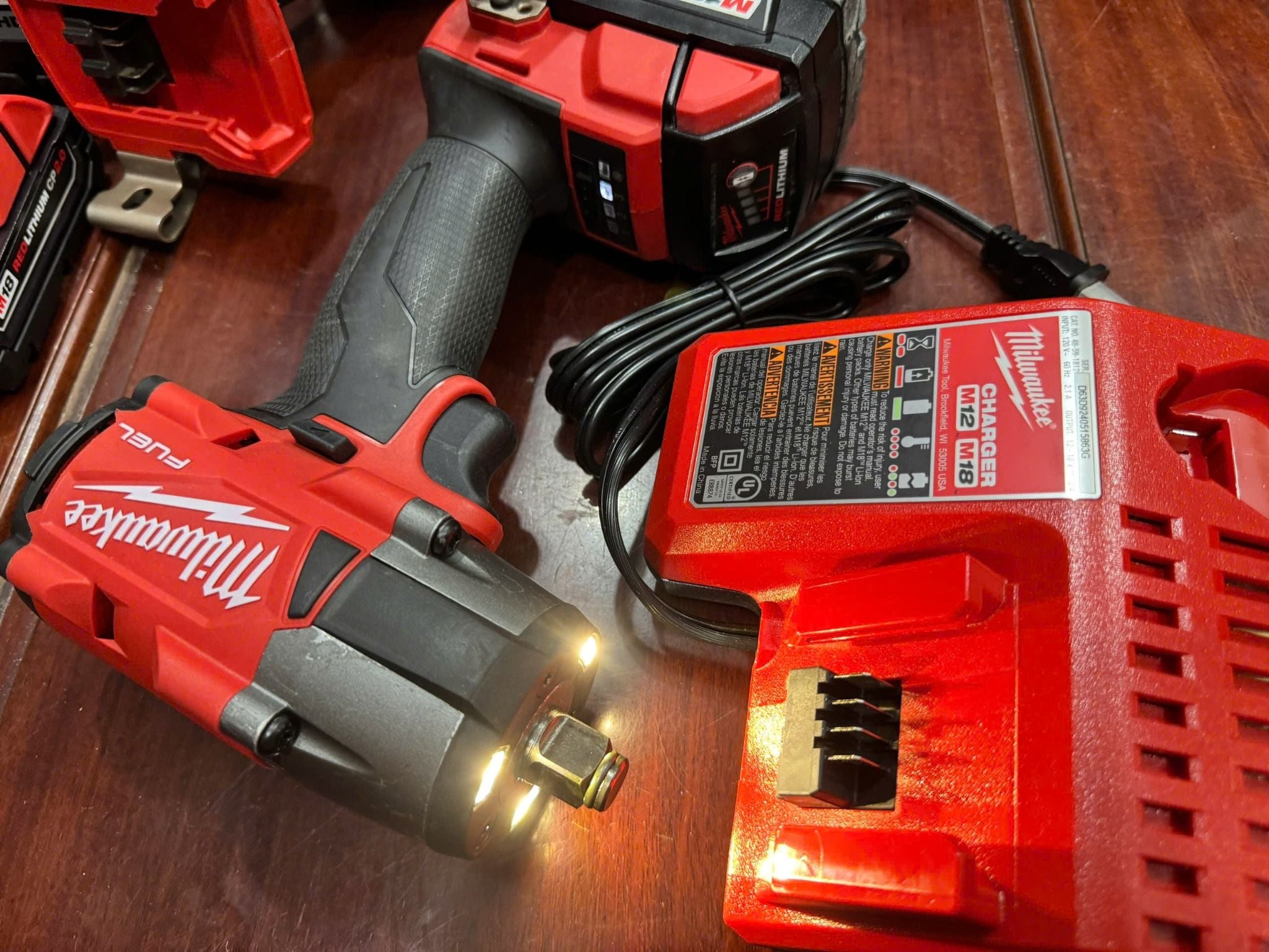 Milwaukee 2962 khẩu 1/2 lực 881Nm , pin 5ah sạc  lướt