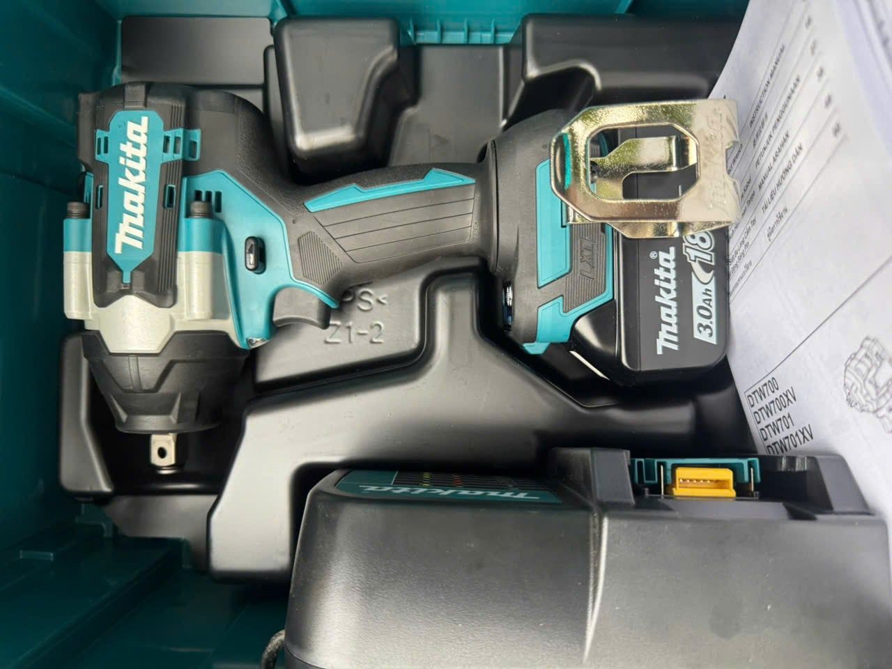 Máy siết bu lông Makita DTW700