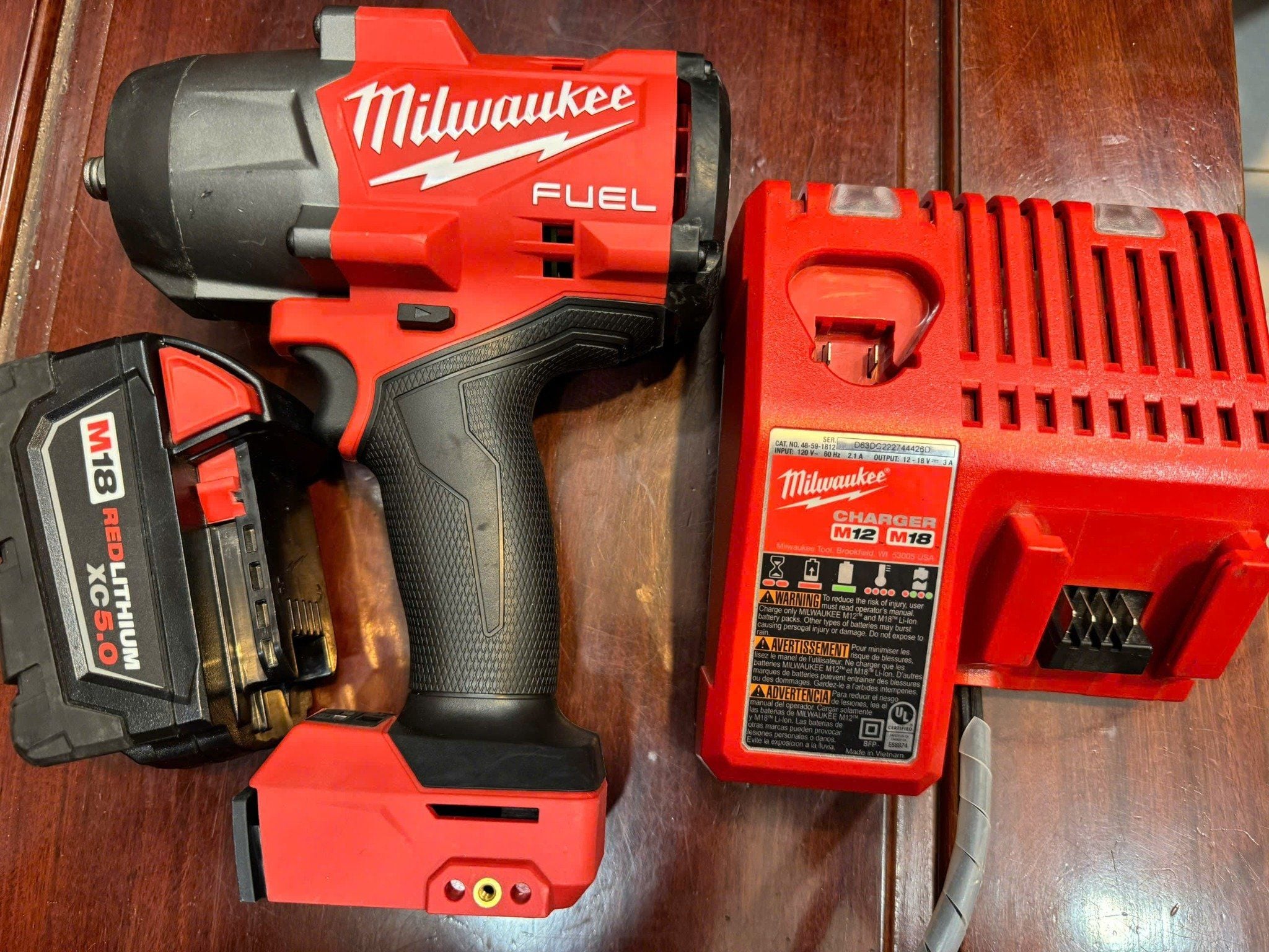 Máy bù lông Milwaukee 2967 M18 khẩu 1/2 lức khủng long pin 5ah , sạc 220v