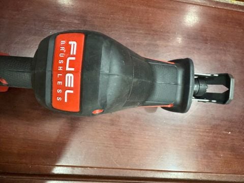 Máy cưa kiếm Milwaukee 2719 M18 lướt