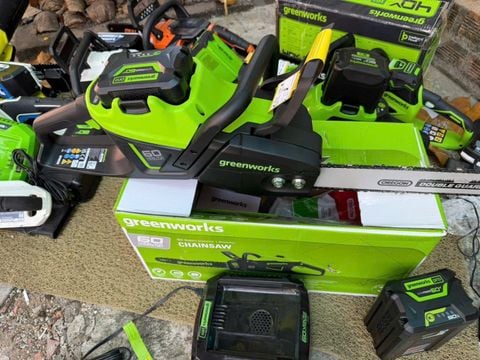 Máy cua xích Greenworks GD60CS40