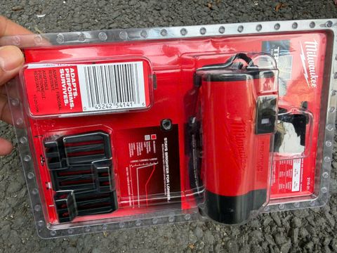 Đèn Led đội đầu Milwaukee 2115-21