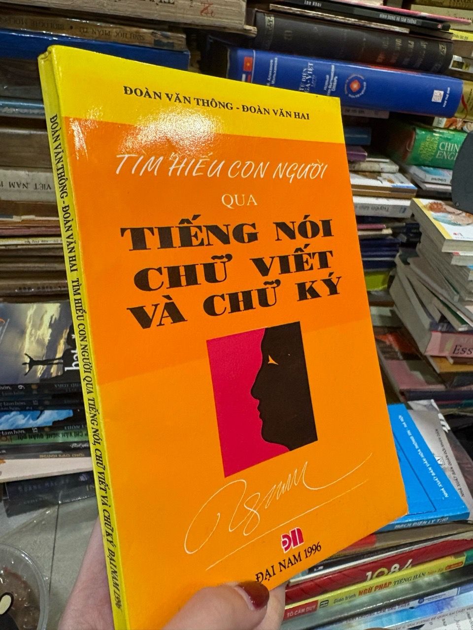  Tìm hiểu con người qua tiếng nói chữ viết và chữ ký - Đoàn Văn Thông - Đoàn Văn Hai 